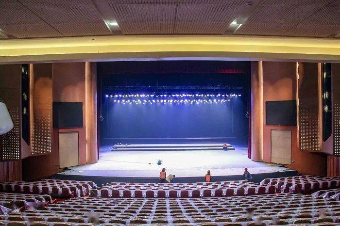 观众席内装修基本完成,现进行细部整修,优化;演播厅主舞台,东西侧舞台